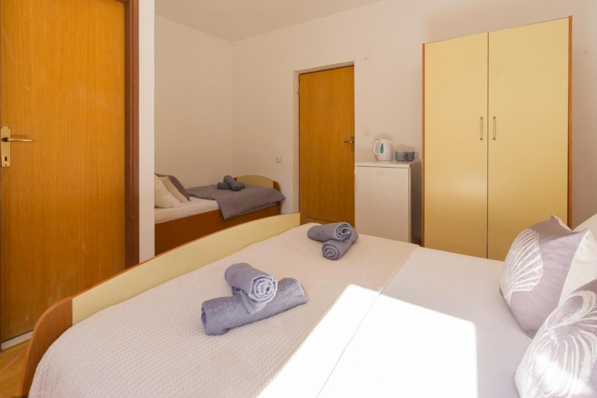 Apartment And Room Bacic Metajna Room photo