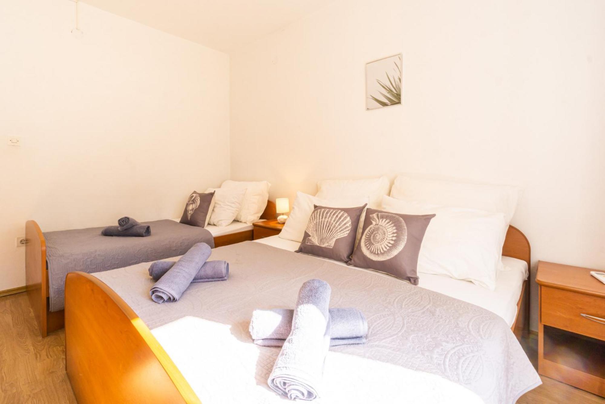 Apartment And Room Bacic Metajna Room photo