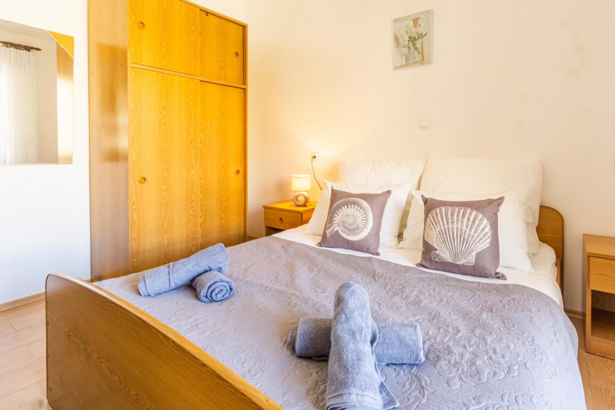 Apartment And Room Bacic Metajna Room photo