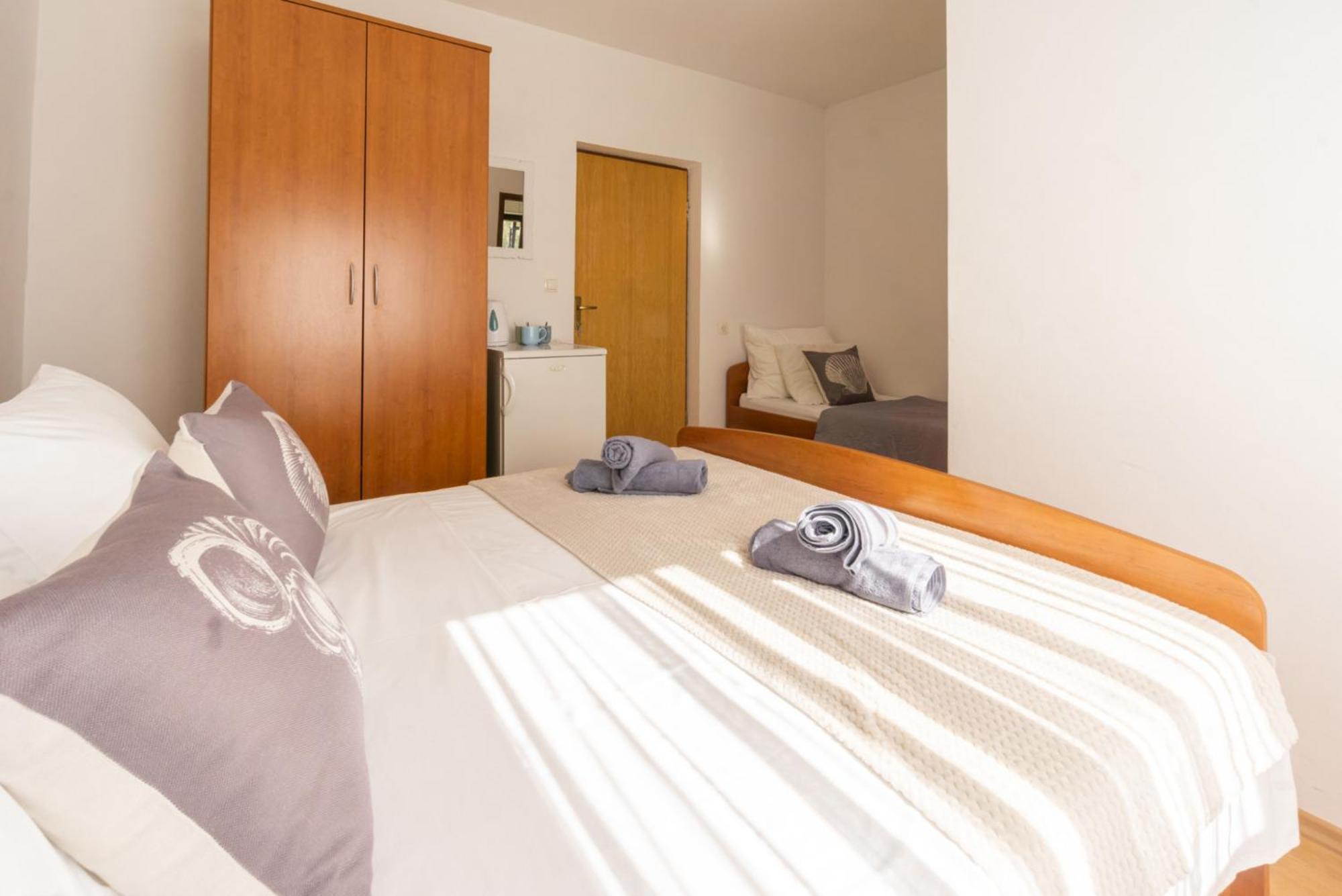 Apartment And Room Bacic Metajna Room photo
